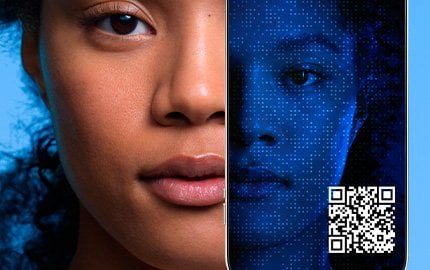 banner fotografico SPOTSCAN con sfondo azzurro, e volto in primo piano